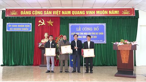 Đồng chí Hoàng Văn Dũng – UVBTVHU, Phó Chủ tịch Thường trực UBND huyện, Chánh văn phòng điều phối xây dựng NTM huyện; trao giấy khen cho các tập thể và cá nhân đạt thành tích xuất sắc trong thực hiện phong trào Xây dựng NTM