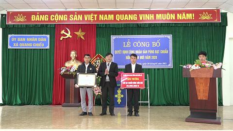 Đồng chí Nguyễn Văn Bình – Phó Bí thư Huyện ủy, Chủ tịch UBND huyện, Phó ban chỉ đạo xây dựng NTM huyện, trao Quyết định Bản đạt chuẩn NTM và phần thưởng 30 triệu đồng của UBND huyện cho cán bộ, nhân dân bản Pùng