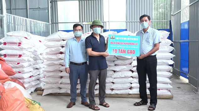 Đại diện Ủy ban MTTQ Việt Nam huyện Mường Lát tiếp nhận gạo của Công ty cổ phần Xây dựng và Đầu tư Phát triển nông thôn Miền Tây ủng hộ