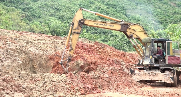 Đơn vị thi công đang huy động tối ta người và phương tiện để khắc phục sạt lở