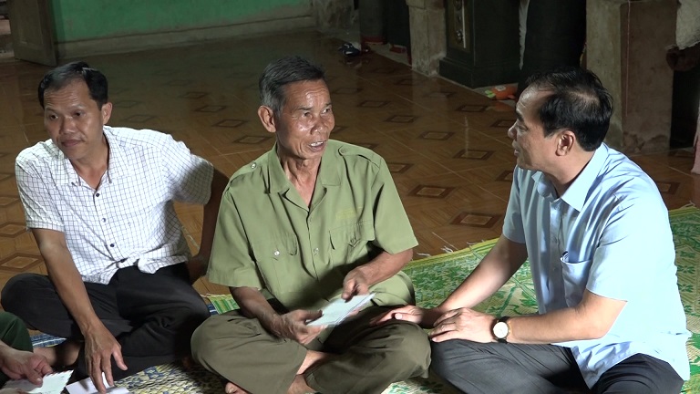 Đồng chí Hoàng Văn Dũng - Ủy viên BTV Huyện ủy, Phó Chủ tịch Thường trực UBND thăm tặng quà ông Hà Văn Cấu (bản Chai) thương binh suy giảm khả năng lao động
