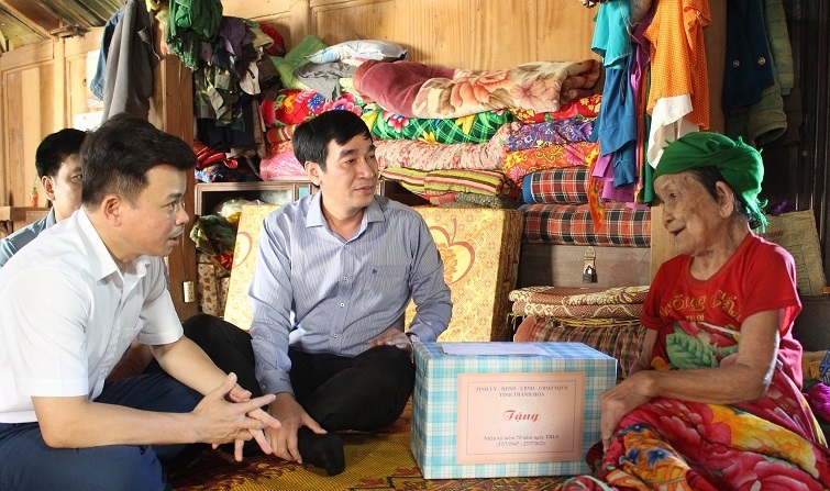 Trưởng Ban Nội chính Tỉnh uỷ thăm, tặng quà mẹ liệt sĩ Hà Thị Ùn tại bản Táo, xã Trung Lý