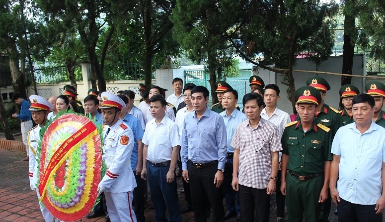 Đồng chí Nguyễn Ngọc Tiến, Uỷ viên Ban Thường vụ, Trưởng Ban Nội chính Tỉnh uỷ cùng đoàn công tác dâng hoa tại Nghĩa trang liệt sĩ huyện Mường Lát