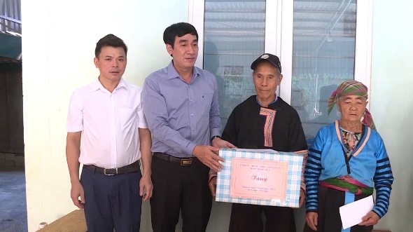 Đồng chí Trưởng Ban Nội chính Tỉnh uỷ Nguyễn Ngọc Tiến thăm, tặng quà bố liệt sĩ Thao Nhia Thái tại bản Pá Hộc, xã Nhi Sơn
