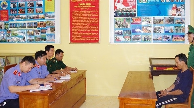 Lực lượng chức năng tiến hành lấy lời khai của đối tượng Ngân Văn Điệp