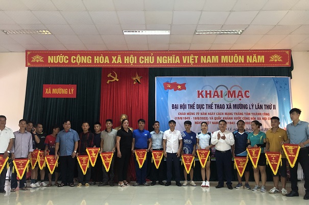 BTC trao cờ lưu niệm cho các đoàn vận động viên tham gia thi đấu