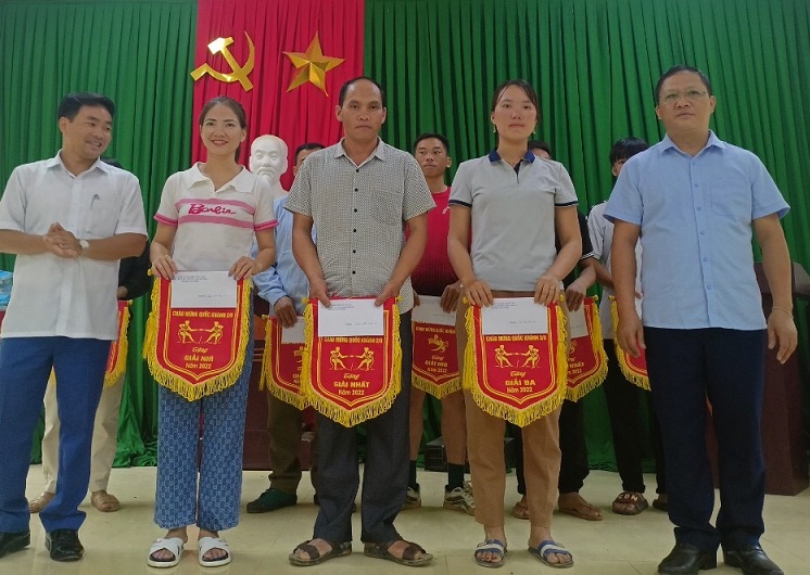 BTC trao cờ lưu niệm cho các đội tham gia thi đấu