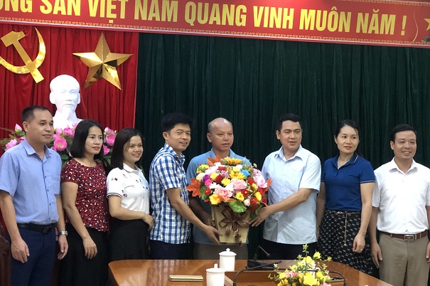 Đồng chí Triệu Minh Xiết – Phó Bí thư Thường trực Huyện ủy tặng hoa chúc mừng