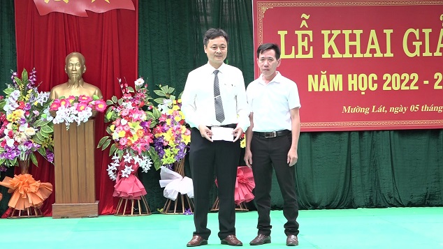 Đại diện Cựu học sinh tặng quà chúc mừng nhà trường