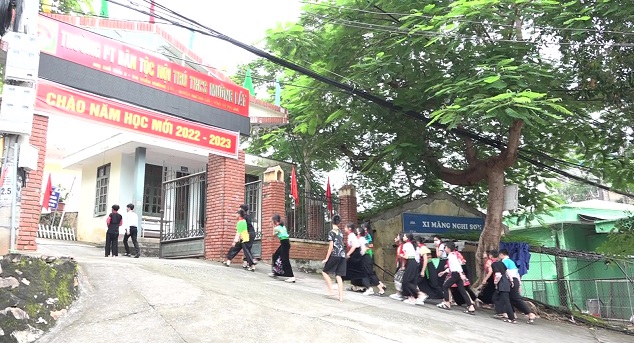 Học sinh trường Phổ thông Dân tộc Nội trú THCS huyện phấn khởi đến trường từ sáng sớm để dự buổi lễ khai giảng năm học mới