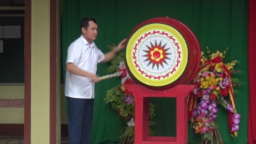 Đồng chí Triệu Minh Xiết– Phó Bí thư Thường trực Huyện ủy Mường Lát đánh hồi trống khai giảng