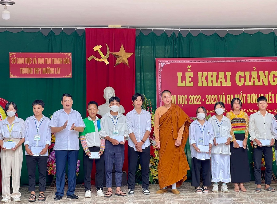 Đồng chí Triệu Minh Xiết – Phó Bí thư Thường trực Huyện ủy cùng Đại đức Thích Kim Tuệ - Ủy viên UB MTTQVN huyện, Trưởng ban Từ thiện Phật giáo huyện Mường Lát trao học bổng quỹ khuyến học cho các em học sinh có thành tích xuất sắc trong học tập