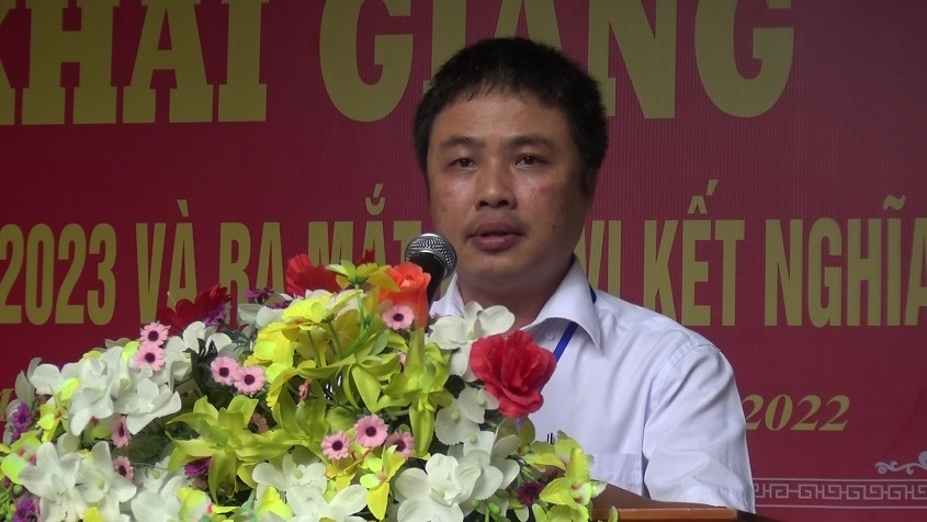 Thầy giáo Trần Anh Văn - Hiệu trưởng nhà trường đọc thư của Chủ tịch nước và thông qua diễn văn buổi lễ