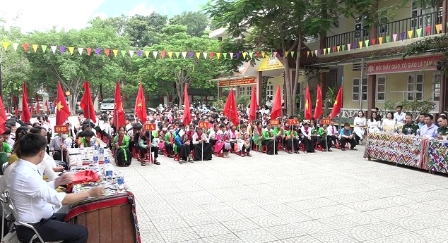 Các đại biểu, các thầy cô giáo và các em học sinh tham dự buổi lễ khai giảng