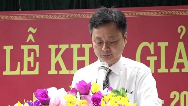 Thầy giáo Trịnh Xuân Tâm, Hiệu trưởng trưởng Phổ thông Dân tộc Nội trú huyện thông qua diễn văn Khai giảng năm học