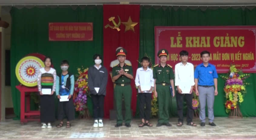 Đơn vị kết nghĩa Phòng Chính trị - Đoàn KTQP5 trao học bổng cho các em học sinh có thành tích xuất sắc và học sinh có hoàn cảnh đặc biệt khó khăn
