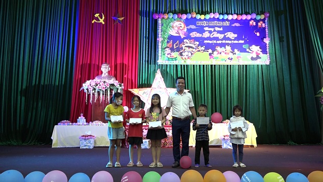 Đồng chí Mai Xuân Giang – HUV, Phó Chủ tịch UBND huyện trao quà cho các cháu thiếu nhi