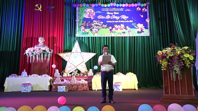 Đồng chí Mai Xuân Giang - HUV, Phó Chủ tịch UBND huyện đọc Thư chúc mừng của Chủ tịch nước Nguyễn Xuân Phúc gửi các cháu thiếu niên, nhi đồng nhân dịp Tết Trung thu