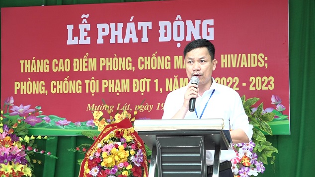 Thầy giáo Nguyễn Nam Sơn, Phó Bí thư Chi bộ, Phó Hiệu trưởng Trường THPT Mường Lát thông qua quyết định thành lập Ban Chỉ đạo phòng chống ma túy, HIV/AIDS năm học 2022 - 2023