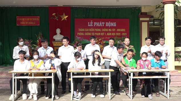 Cán bộ, giáo viên và học sinh nhà trường tiến hành ký cam kết thực hiện bốn có và bốn không về phòng, chống ma tuý