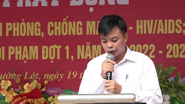 Đại diện Trung tâm Y tế huyện tuyên truyền các chuyên đề về HIV, sức khoẻ...