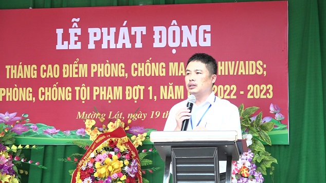 Thầy giáo Trần Anh Văn, Bí thư Chi bộ, Hiệu trưởng trường THPT Mường Lát phát biểu phát động tháng cao điểm phòng, chống ma tuý - HIV/AIDS; phòng chống tội phạm đợt 1 năm học 2022 - 2023