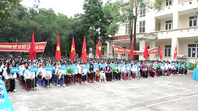 Đông đảo học sinh nhà trường tham gia buổi lễ