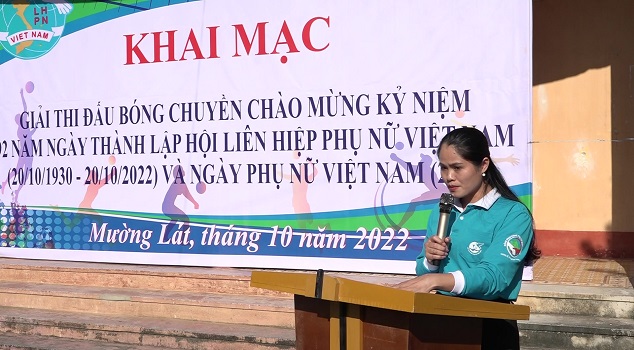 Đồng chí Hà Thị Nhơn, Uỷ viên BCH Huyện uỷ, Chủ tịch Hội LHPN huyện phát biểu khai mạc giải bóng