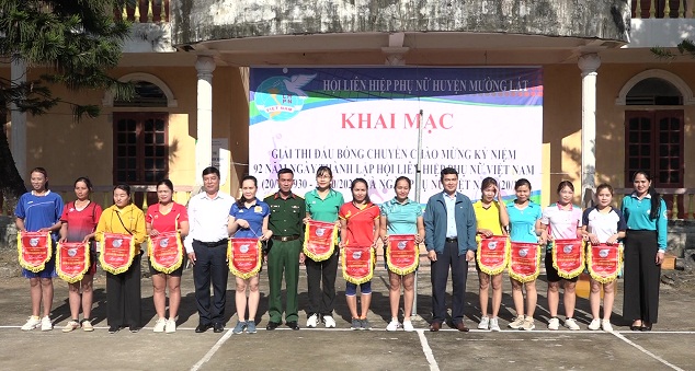Đồng chí Triệu Minh Xiết, Phó Bí thư Thường trực Huyện uỷ và các đồng chí lãnh đạo trao cờ lưu niệm cho các đội tham gia thi đấu