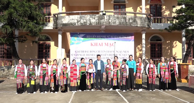 Đồng chí Triệu Minh Xiết, Phó Bí thư Thường trực Huyện uỷ và đồng chí Hà Thị Nhơn, Uỷ viên BCH Huyện uỷ, Chủ tịch Hội LHPN huyện tặng quà cho đội văn nghệ