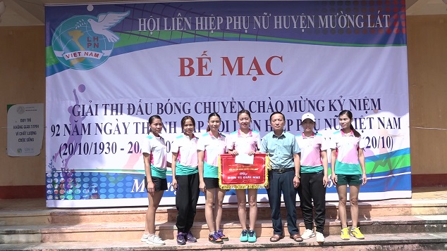 Đồng chí Lầu Thanh Va, Uỷ viên Ban Thường vụ, Trưởng ban Tuyên giáo Huyện uỷ, Giám đốc Trung tâm Chính trị huyện trao giải nhì cho đội bóng khu phố 2, thị trấn Mường Lát