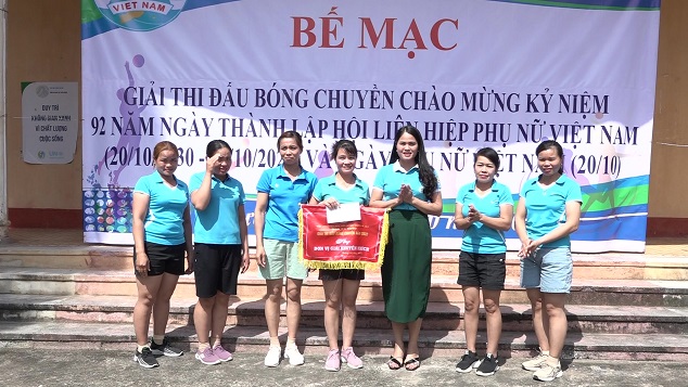 Đồng chí Hà Thị Nhơn, Huyện ủy viên, Chủ tịch Hội LHPN huyện trao giải tư cho đội bóng Chi hội phụ nữ khu phố Tén Tằn, Thị trấn Mường Lát