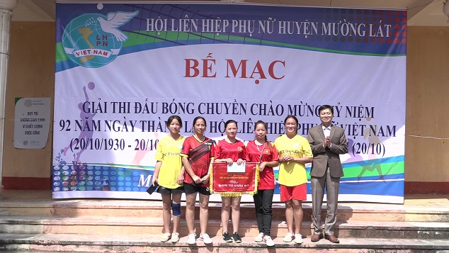 Đồng chí Lò Văn Tuấn, Huyện ủy viên, Trưởng phòng Giáo dục và Đào tạo huyện trao giải ba cho đội bóng Chi hội phụ nữ bản Cá Tớp, xã Pù Nhi