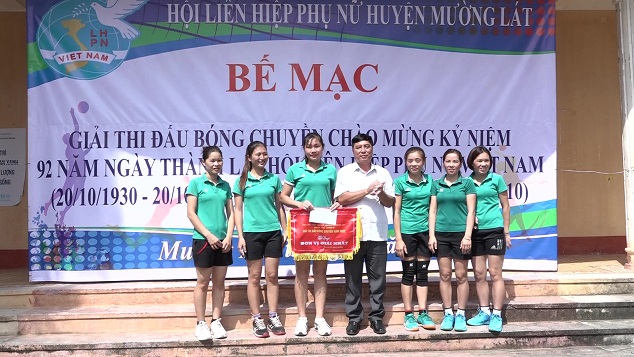 Đồng chí Lò Văn Đồng, Uỷ viên Ban Thường vụ, Trưởng ban Dân vận Huyện uỷ, Chủ tịch Uỷ ban MTTQ Việt Nam huyện Mường Lát trao giải nhất cho đội bóng Chi hội bản Na Tao, xã Pù Nhi