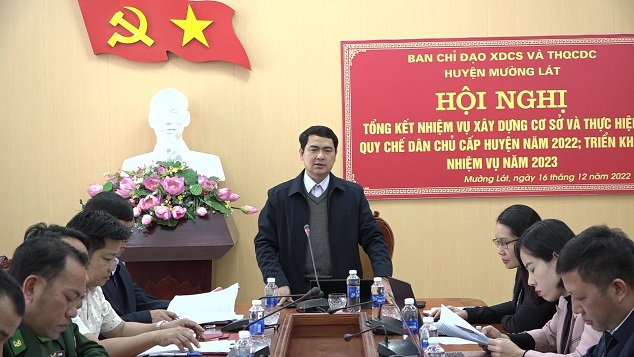 Đồng chí Triệu Minh Xiết - Phó Bí thư Thường trực Huyện ủy, Trưởng BCĐ Xây dựng cơ sở và thực hiện quy chế dân chủ huyện phát biểu kết luận Hội nghị
