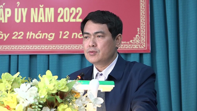 Đồng chí Triệu Minh Xiết – Phó Bí thư Thường trực Huyện ủy thông qua báo cáo tóm tắt về phát triển kinh tế - xã hội, quốc phòng – an ninh, xây dựng Đảng và hệ thống chính trị năm 2022, phương hướng, nhiệm vụ năm 2023.