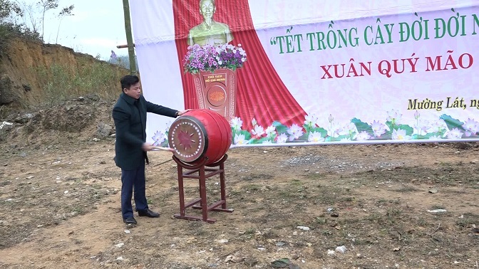 Đồng chí Hà Văn Ca, Ủy viên Ban Chấp hành Tỉnh ủy, Bí thư Huyện ủy, Chủ tịch HĐND huyện đánh hồi trống phát động ra quân trồng cây.