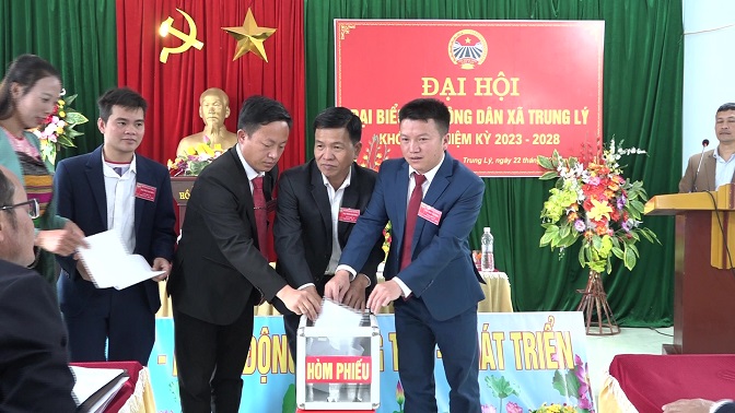 Các đại biểu chính thức tiến hành bỏ phiếu bầu Ban chấp hành Hội khoá mới và bầu đoàn đại biểu đi dự Đại hội cấp trên