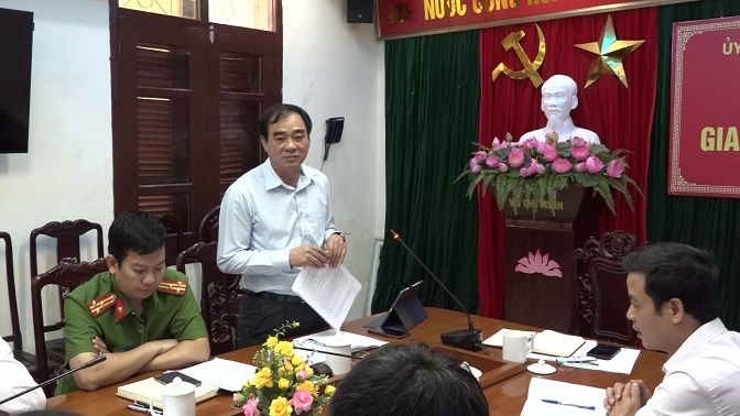 Đồng chí Hoàng Văn Dũng - Ủy viên BTV Huyện ủy, Phó Chủ tịch Thường trực UBND huyện phát biểu làm rõ những vấn đề còn vướng mắc tại Hội nghị