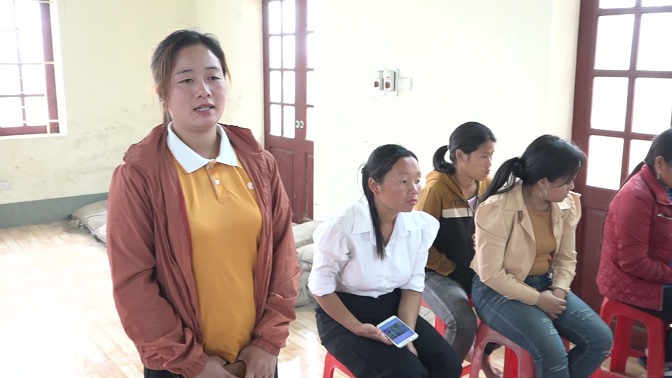 Đảng viên phát biểu tại buổi sinh hoạt