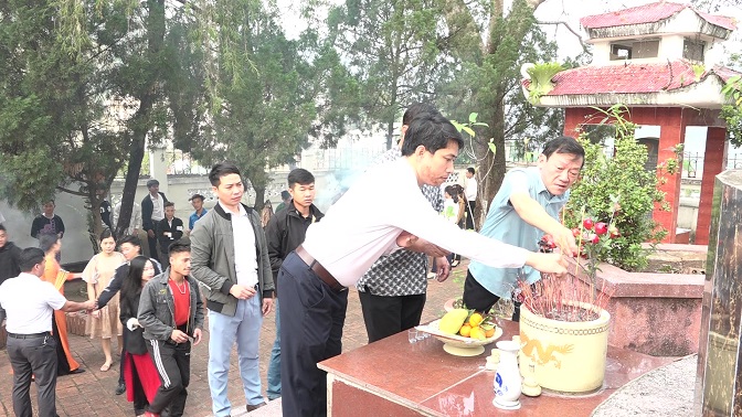 Ban tổ chức lớp học và đông đảo học viên dâng hương tại Nghĩa trang liệt sỹ huyện