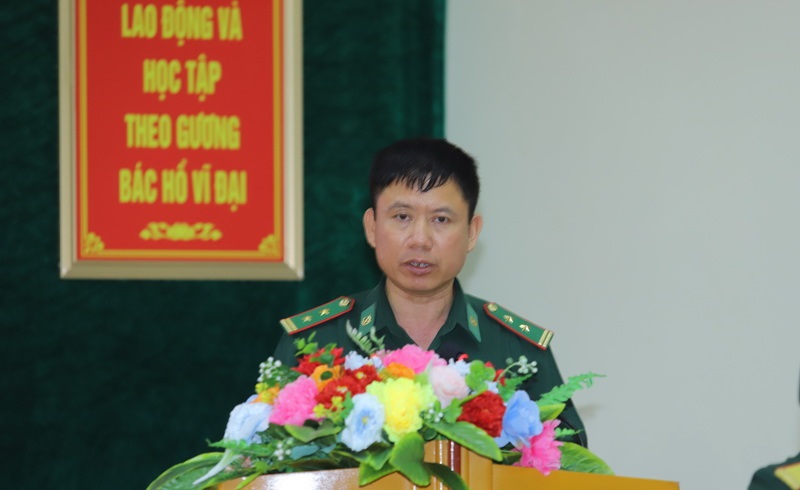 Đại diện lãnh đạo các Đồn Biên phòng đóng trên địa bàn huyện Mường Lát báo cáo tình hình trước đoàn công tác
