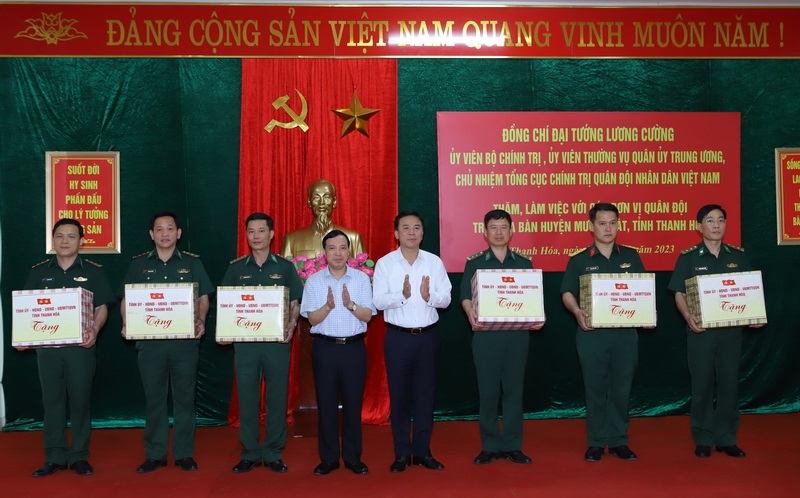 Bí thư Tỉnh ủy Đỗ Trọng Hưng và Phó Bí thư Thường trực Tỉnh ủy Lại Thế Nguyên tặng quà các đơn vị Quân đội trên tuyến biên giới huyện Mường Lát.
