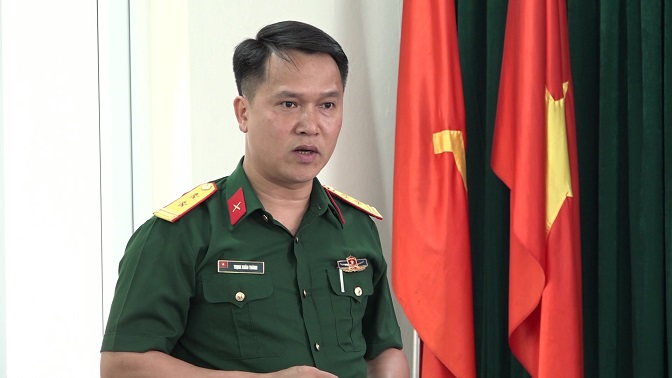 Trung tá Trịnh Xuân Thành, Chỉ huy trưởng Ban CHQS huyện phát biểu tại Hội nghị