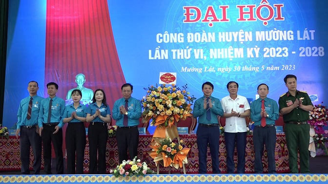 Lãnh đạo huyện tặng hoa chúc mừng Đại hội
