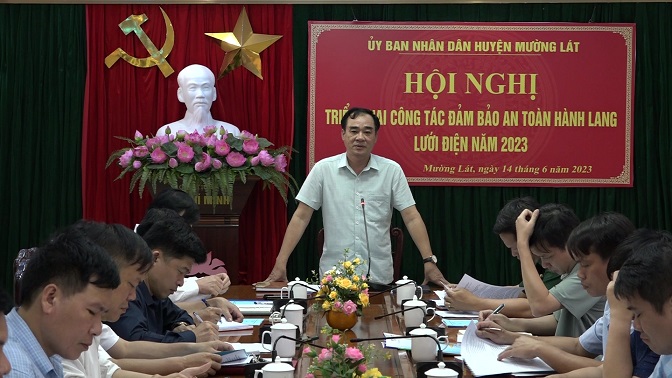 Đồng chí Hoàng Văn Dũng - Ủy viên BTVHU, Phó Chủ tịch Thường trực UBND huyện kết luận hội nghị