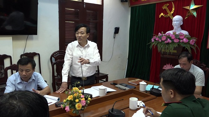 Ông Bùi Huy Lương, Giám đốc Điện lực Mường Lát chỉ ra một số khó khăn, vướng mắc trong công tác xử lý các vi phạm về hành lang an toàn lưới điện trên địa bàn huyện