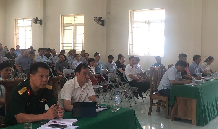 Đại biểu và cử tri tham dự buổi tiếp xúc