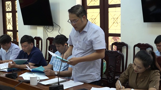 Đại diện lãnh đạo Điện lực Mường Lát báo cáo tình hình hệ thống lưới điện và kết quả thực hiện công tác bảo vệ hành lang an toàn lưới điện cao áp trên địa bàn huyện năm 2022