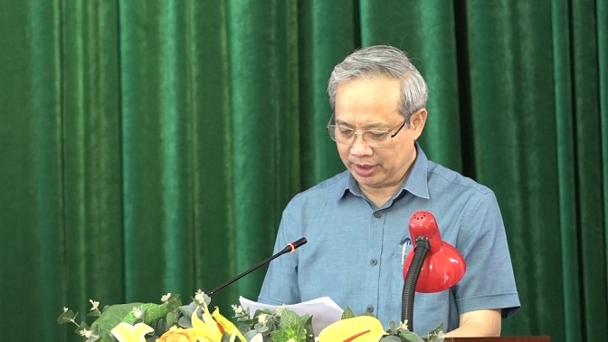 Đồng chí Nguyễn Văn Tòng, Phó Chủ tịch Ủy ban MTTQ tỉnh báo cáo kết quả xây dựng 100 nhà cho các hộ nghèo huyện Mường Lát.
